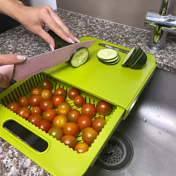 Tabla de cortar, colador y bandeja de alimentos
